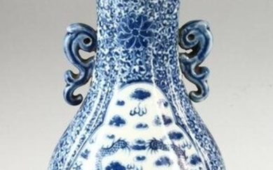 A CHINESE BLUE & WHITE PORCELAIN TWIN HANDLE VASE