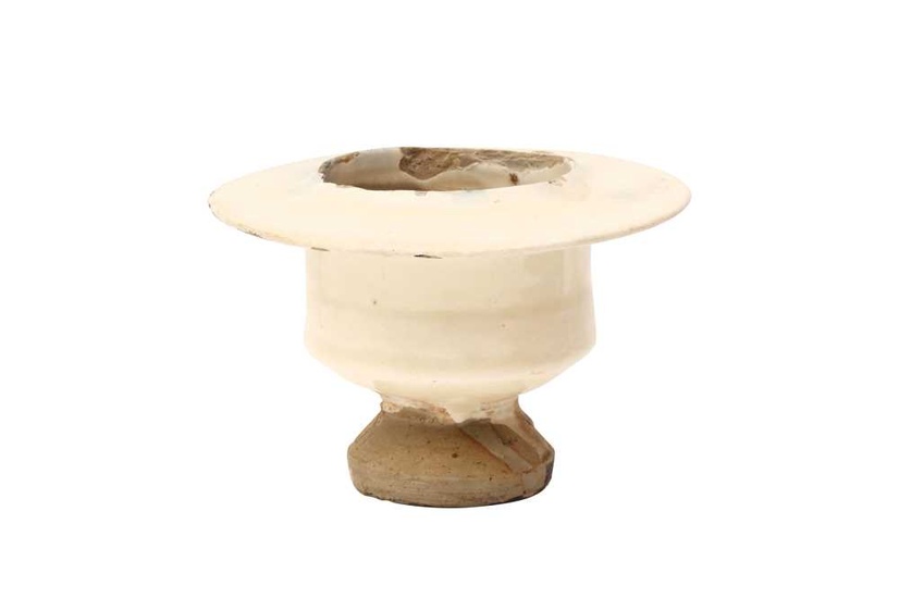 A CHINESE CIZHOU WHITE-GLAZED LAMP STAND OR CENSER 宋或金 磁州窰白釉燭台或香爐