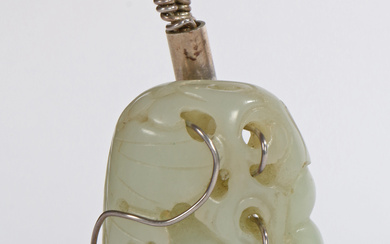 A CHINESE QING DYNASTY CELADON JADE PENDANT.