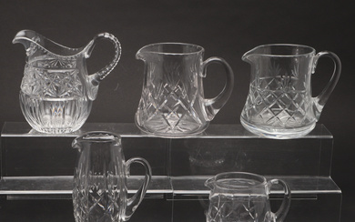 A COLLECTION OF CUT GLASS AND CRYSTAL JUGS.