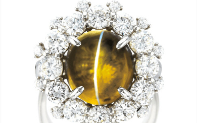 A Cat's-eye Chrysoberyl and Diamond Ring, 12.91克拉「斯里蘭卡」天然金綠貓眼石配鑽石戒指12.91克拉「斯里蘭卡」天然金綠貓眼石配鑽石戒指