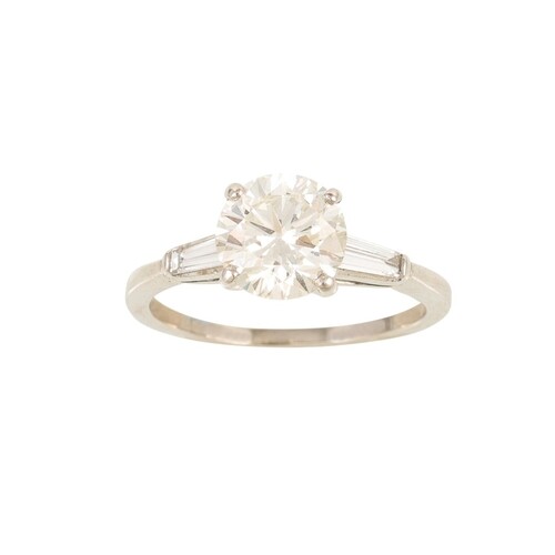 A DIAMOND SOLITAIRE RING, the brilliant diamond to tapered b...
