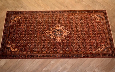 A FINELY HAND-KNOTTED PERSIAN ENJELAS RUG, 100% WOOL PILE. EX-GALLERY STOCK. IN EXCELLENT CONDITION. VILLAGE WEAVE WITH TRADITIONAL...