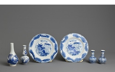 A GROUP OF CHINESE BLUE AND WHITE PORCELAIN ITEMS, 18/19TH C...