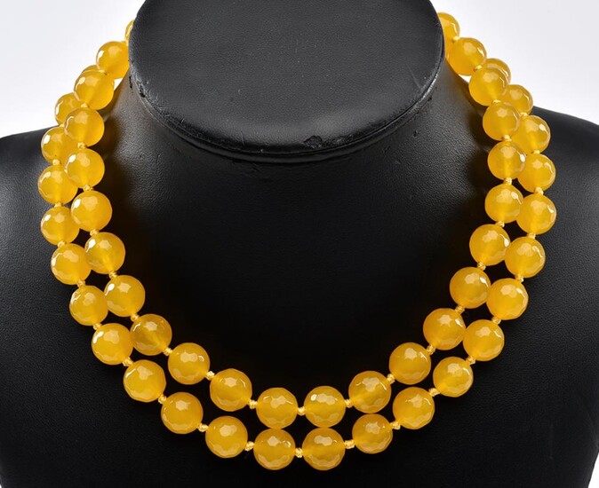 A HONEY YELLOW HARD STONE BEAD NECKLACE, TOTAL LENGTH 890MM
