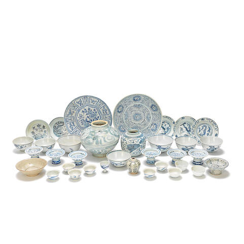 A KRAAK PORCELAIN DISH AND OTHER BLUE AND WHITE WARES INCLUDING SHIPWRECK AND PROVINCIAL PORCELAIN