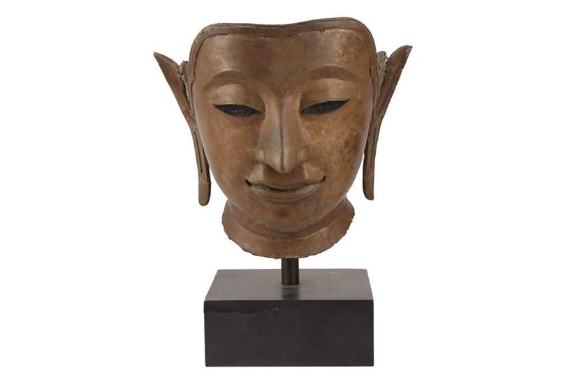 A LARGE BRONZE HEAD OF A BUDDHA, 20TH CENTURY