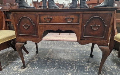 A MAHOGANY THREE DRAWER LOW BOY WITH SQUARES OF BURR WOOD VENEERS TO THE TOP, THE CABRIOLE LEGS ON