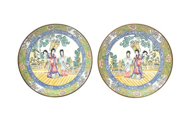 A PAIR OF CHINESE CANTON ENAMEL 'LADIES' DISHES 民國時期 廣東銅胎畫琺瑯仕女圖盤一對