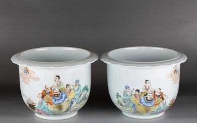 A PAIR OF CHINESE FAMILLE ROSE FIGURES PLANTERS