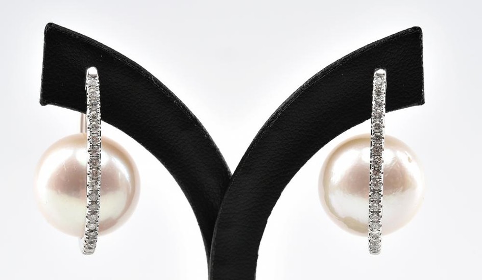 A PAIR OF CULTURED PEARL AND DIAMOND EARRINGS IN 18CT WHITE GOLD, APPROXIMATE TOTAL DIAMOND WEIGHT 1.15CTS