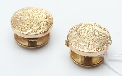 A PAIR OF ENGRAVED CUFF BUTTONS IN GILT