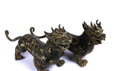 A PAIR OF GOLD-SILVER INLAID BEASTS.HAN PERIOD