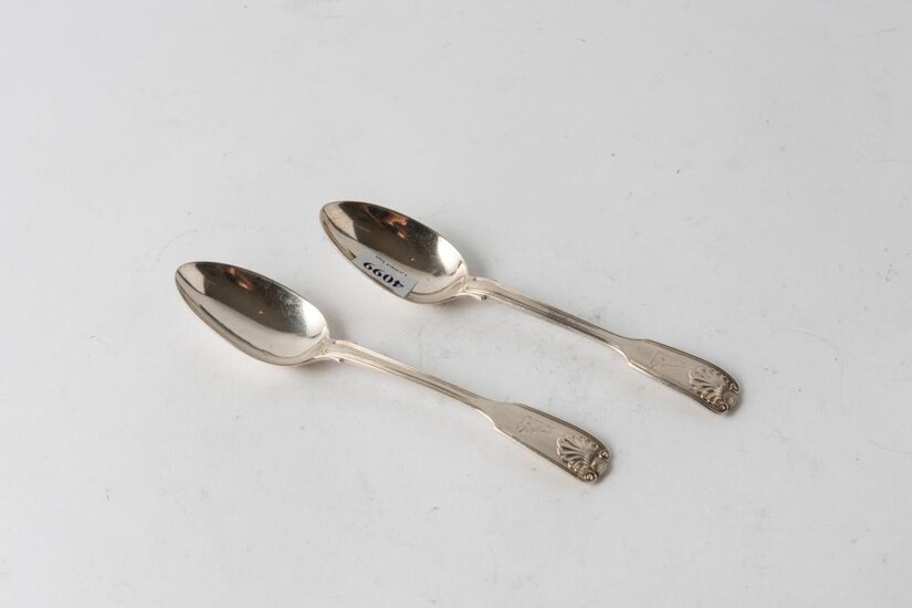 A PAIR OF VICTORIAN STERLING SILVER FIDDLE THREAD AND SHELL DESSERT SPOONS, 1848, LEONARD JOEL LOCAL DELIVERY SIZE: SMALL