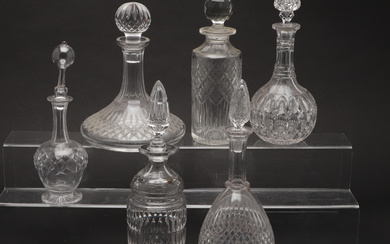 A QUANTITY OF CUT GLASS AND CRYSTAL DECANTERS.
