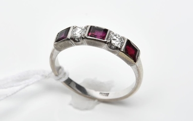 A RUBY AND DIAMOND SET BAND IN 18CT WHITE GOLD, RING SIZE K