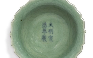 A SMALL INCISED CELADON-GLAZED 'FLORAL' DISH, XUANDE MARK AND PERIOD