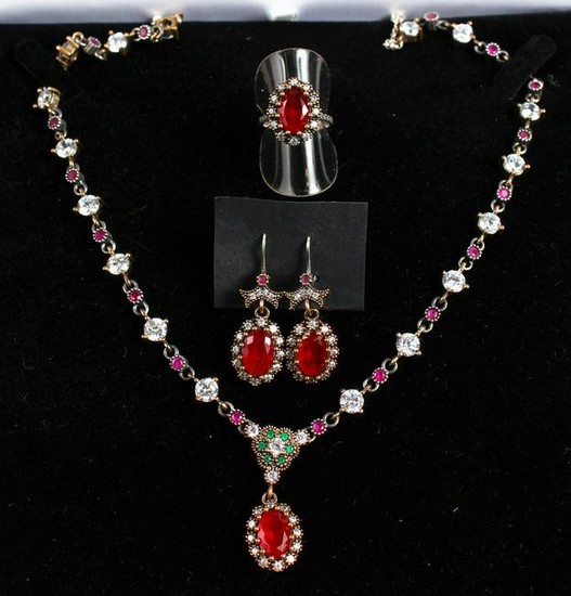 A THREE PIECE SILVER AND GILT CHALCEDONY SET, necklace