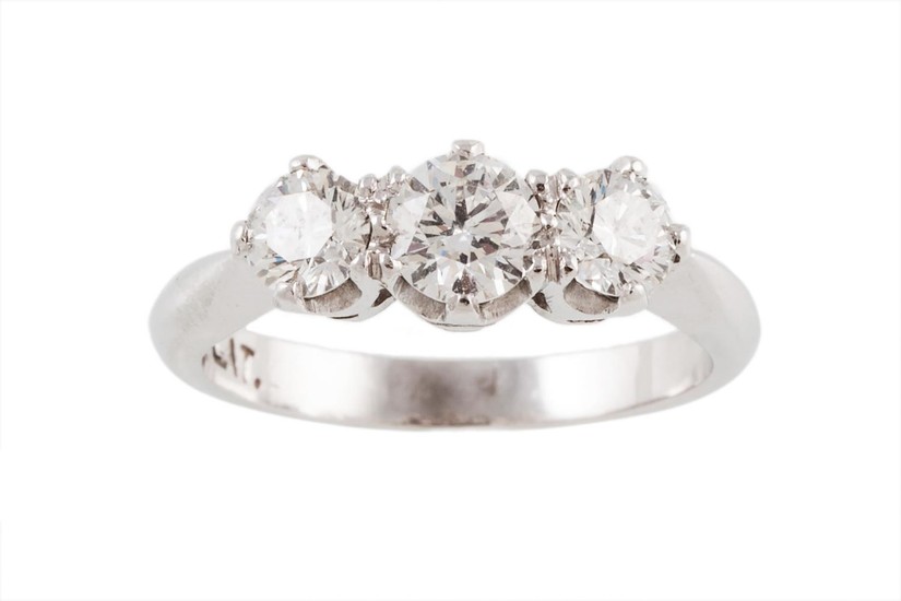 A THREE STONE DIAMOND RING, the brilliant cut diamonds mount...
