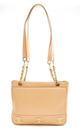 A VINTAGE TOTE BAG BY CHANEL - Styled in beige caviar leather with gold metal hardware and chain weave strap, 22 x 28 x 6cm.