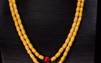 A YELLOW SHERPA GLASS BEADS STRING NECKLACE