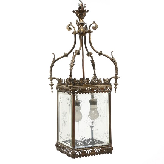 A brass hall lantern with clear cut glass sides. Electrical. Early 20th century. H. 75 cm. W. 25 cm. D. 25 cm.