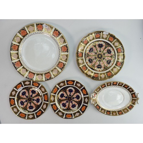 A collection of Royal Crown Derby Imari ware: Including plat...