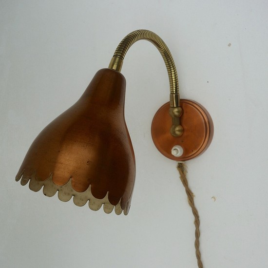 A copper and brass wall lamp fitted with original fabric cord. Shade diam. 10 cm.