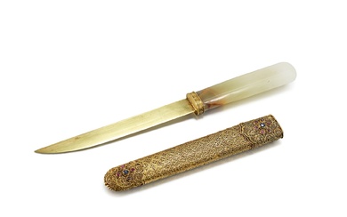 A gem-inlaid gold scabbard and jade-handled gold hunting knife, 17th - 18th century 十七至十八世紀 金嵌寶石鞘玉柄金佩刀