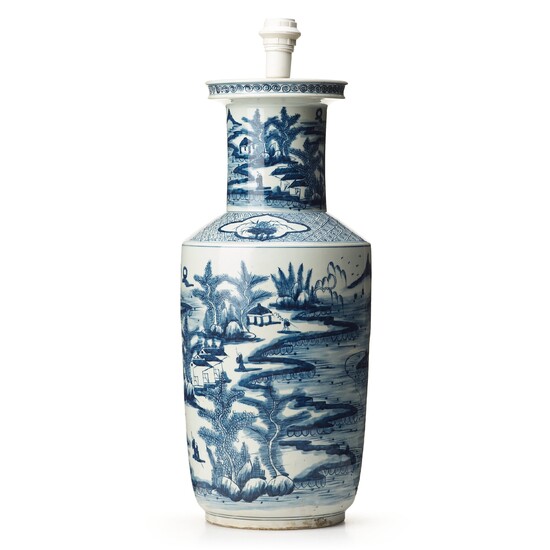 A large blue and white vase, late Qing dynasty, circa 1900.