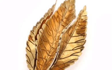 SOLD. A leaf shaped brooch of 18k gold. App. 4.2 x 2.3 cm. Weight app....
