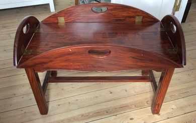 A mahogany Butlers tray, 20th century. H. 44 cm. L. 78/43 cm. W. 43/74 cm.