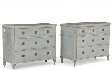 A pair of painted Swedish commodes, each with three broad drawers. Gustavian style. H. 83 cm. W. 105 cm. D. 47 cm. (2).