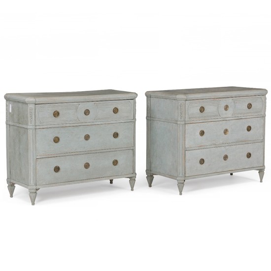 A pair of painted Swedish commodes, each with three broad drawers. Gustavian style. H. 83 cm. W. 105 cm. D. 47 cm. (2).