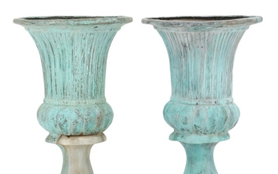 A pair of patinated bronze garden vases. Late 20th century. H. 74 cm. Diam. 48 cm.