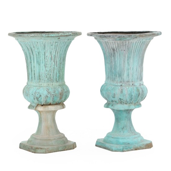A pair of patinated bronze garden vases. Late 20th century. H. 74 cm. Diam. 48 cm.