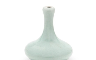 A small ru-type tripod bulbous vase Qing dynasty, 18th-19th century | 清十八至十九世紀 汝窰系蒜頭三足瓶