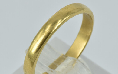 AN 18ct YELLOW GOLD WEDDING BAND