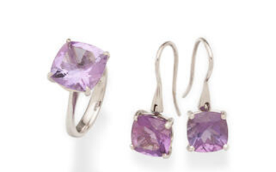 AN AMETHYST RING, TOGETHER WITH A PAIR OF MATCHING EARRINGS