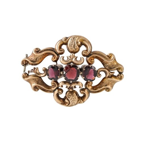 AN ANTIQUE GARNET AND 9CT GOLD BROOCH, (centre stone damaged...