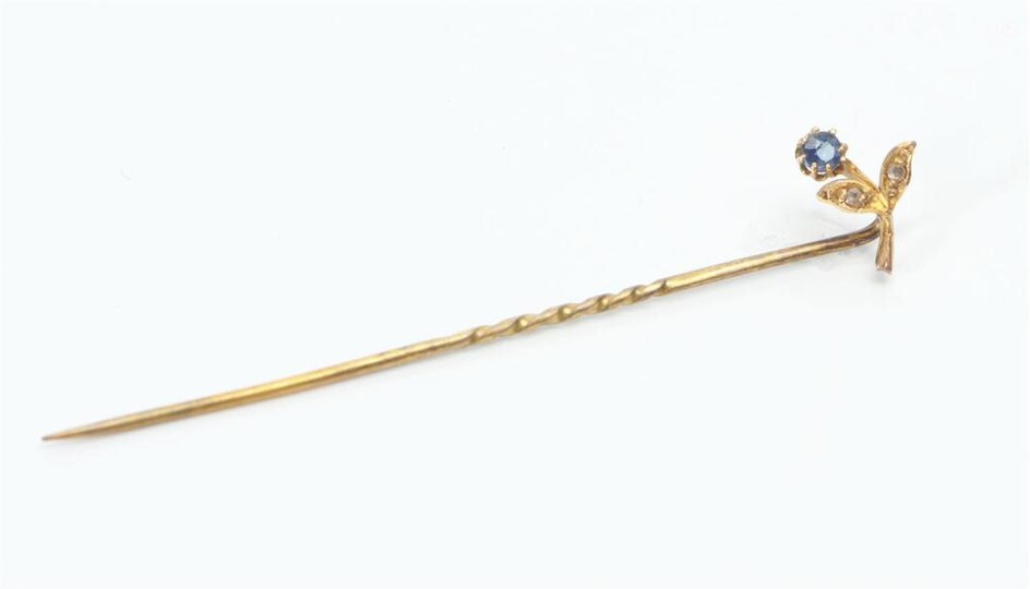 AN ANTIQUE GEMSET TIE PIN IN 9CT GOLD FEATURING A FLOWER, LENGTH 55MM (THE PIN IS GOLD PLATED)