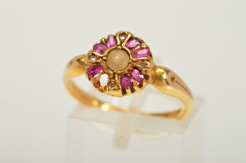 AN EARLY 20TH CENTURY 18CT GOLD GEM RING, designed as a cent...