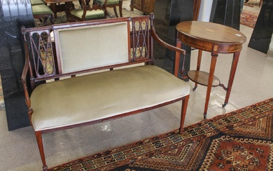 AN EDWARDIAN MAHOGANY SETTEE AND OVAL LAMP TABLE