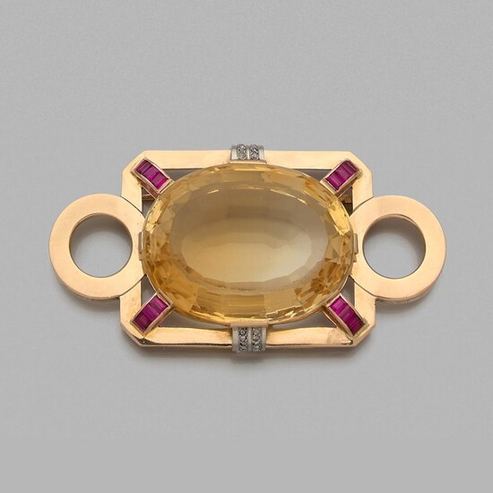 ANNEES 1950 BROCHE PLAQUE CITRINE A citrine, imitation stone, diamond and 18K yellow gold brooch, circa 1950. Gross weight : 43,80 g...