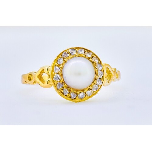 ANTIQUE PEARL AND DIAMOND CLUSTER RING, set with a central p...