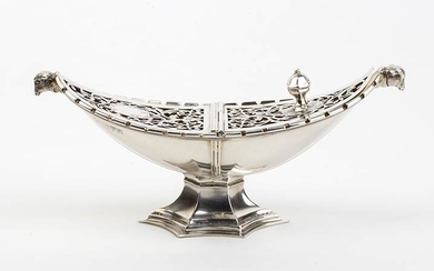 An English sterling silver boat basket - Chester 1915-1916 double...