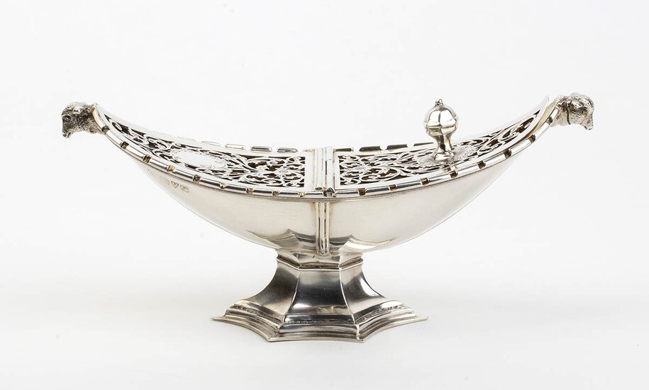 An English sterling silver boat basket - Chester 1915-1916...
