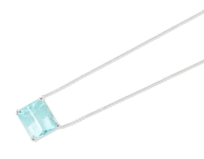 An aquamarine pendant necklace