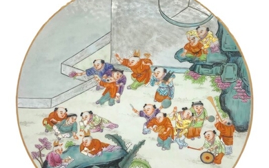 Antica placca cinese circolare in porcellana a smalti famiglia rosa, decorata...