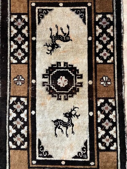 Antique carpet (1) - Wool on cotton - Antico tappeto Pao Tao con cervi e nodi dell'infinito - Mongolia - Early 20th century